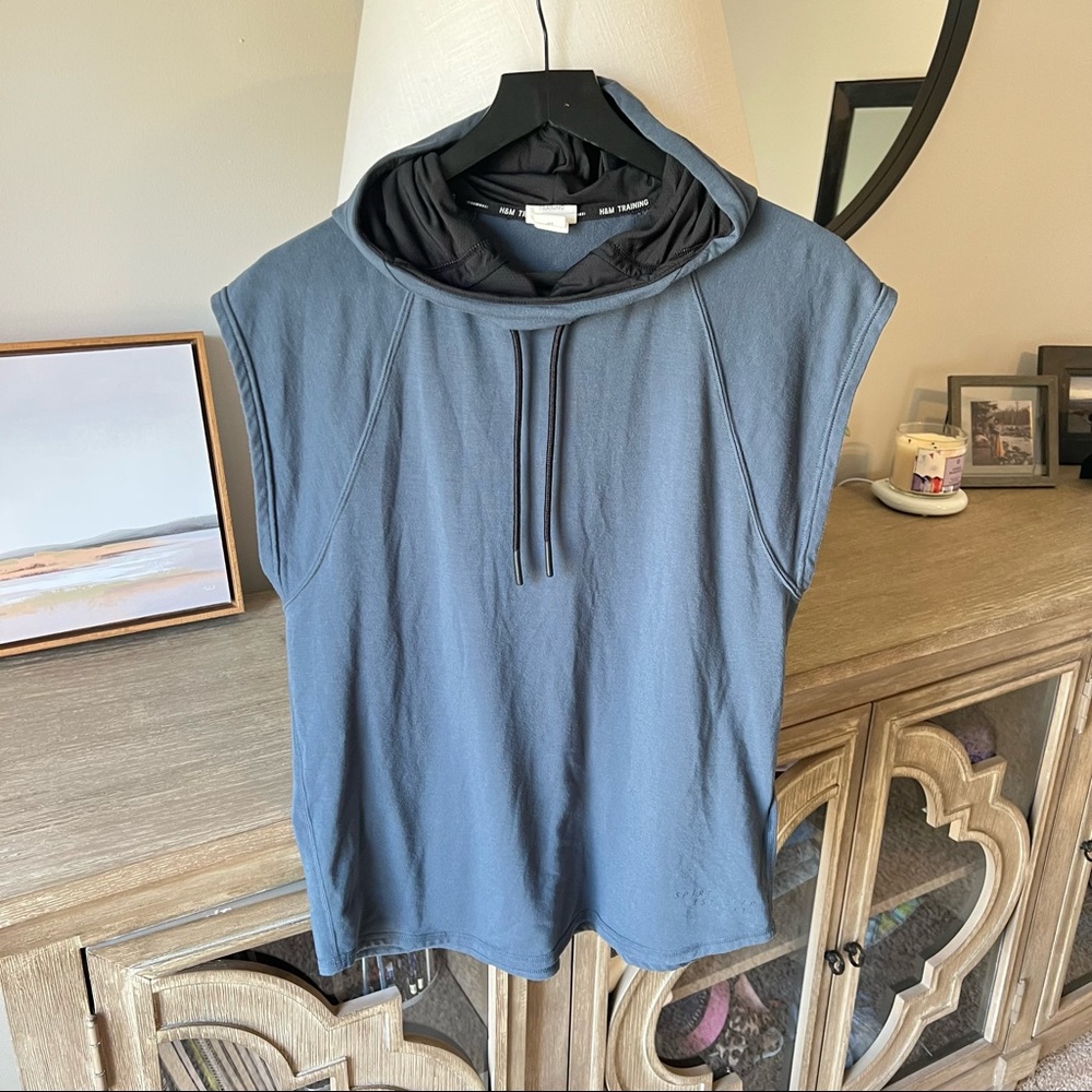H&M sleeveless hooded muscle tank